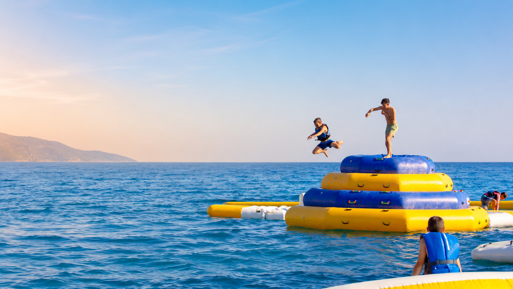CrazyBloom Waterpark — παιδιά στα φουσκωτά