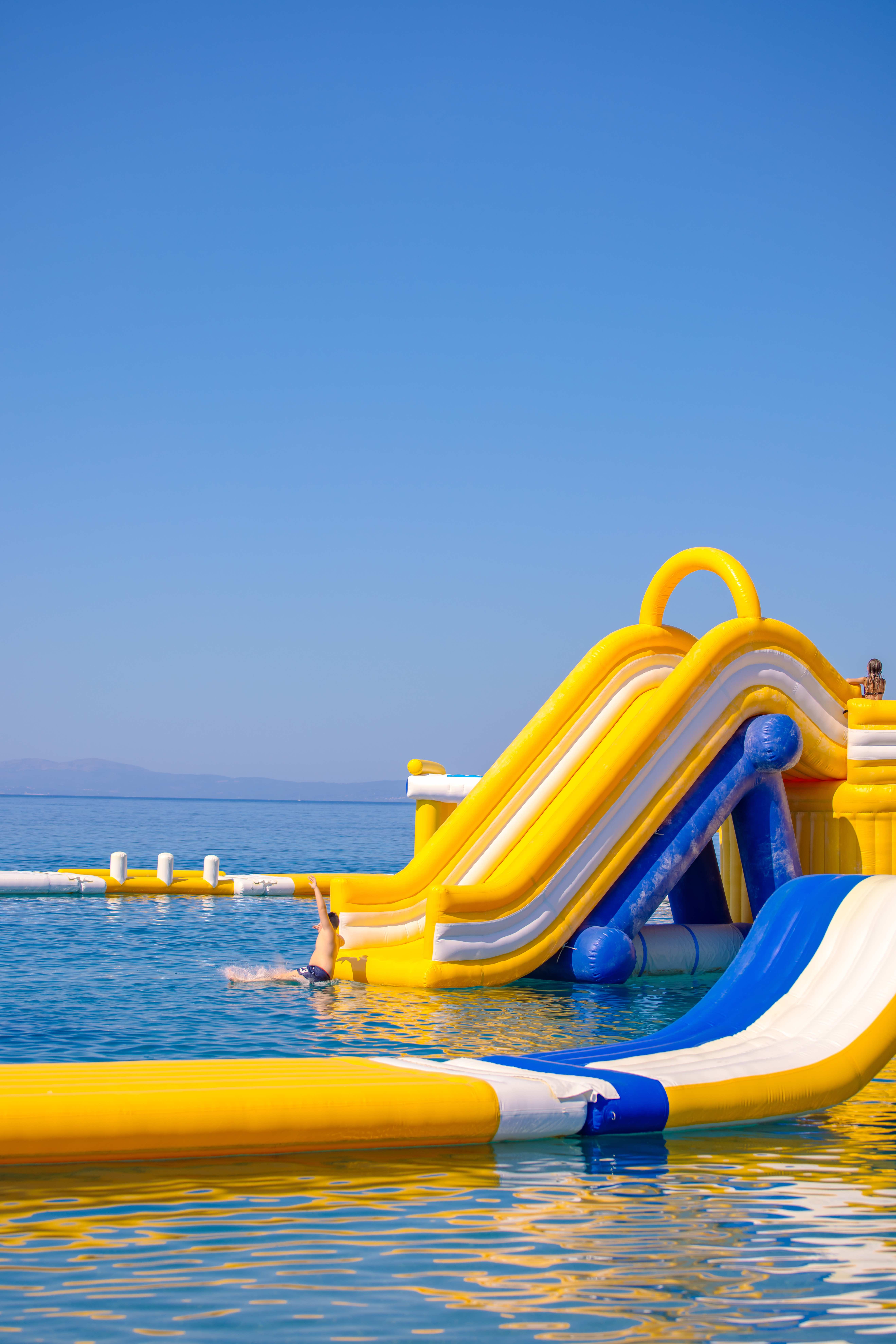 Μεγάλες νεροτσουλήθρες φουσκωτό πάρκο - kids activities Kalamata beach - CrazyBloom φουσκωτό υδάτινο πάρκο Καλαμάτα inflatable waterpark Greece