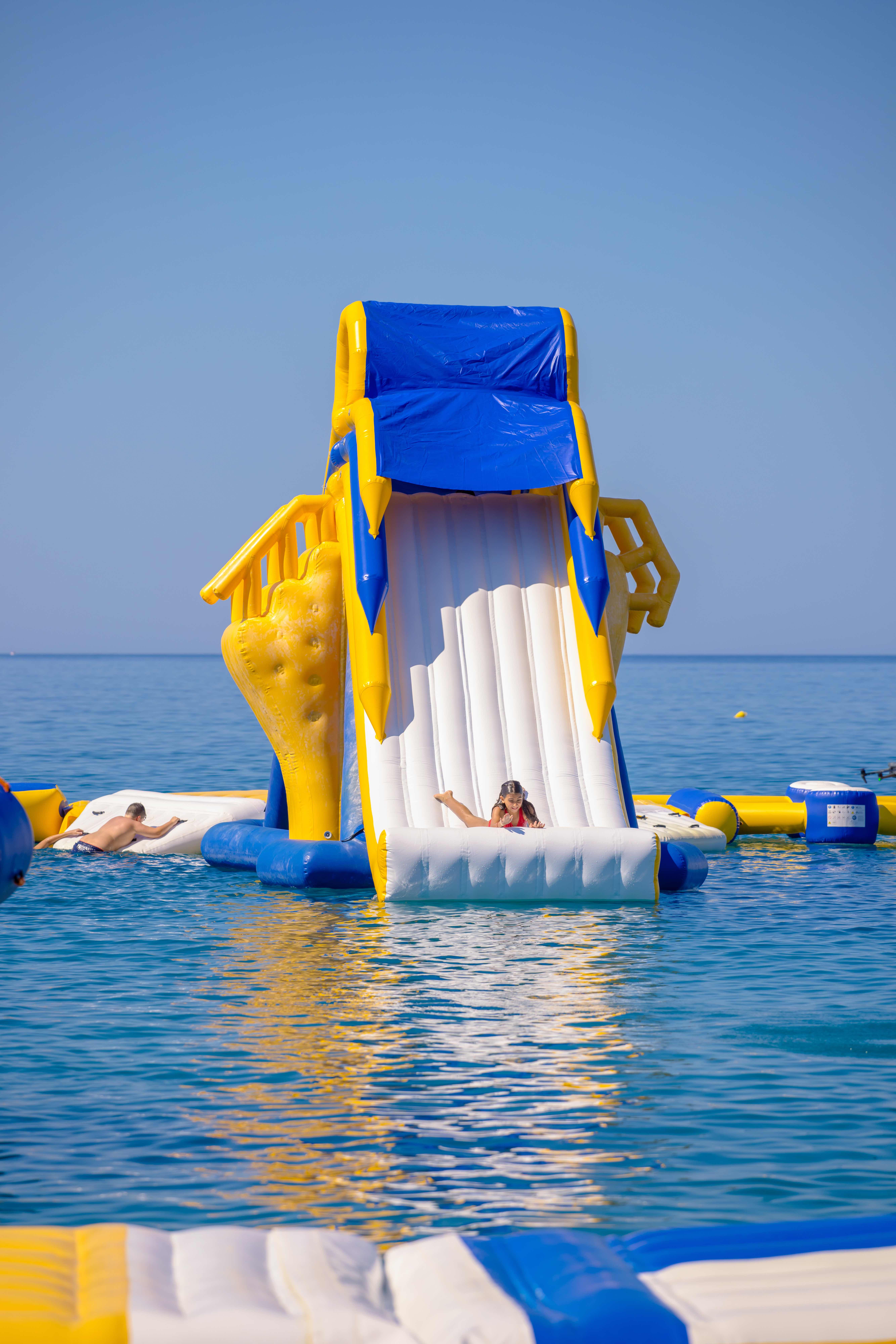 Ψηλή φουσκωτή τσουλήθρα υδάτινο πάρκο - inflatable waterpark Greece - CrazyBloom φουσκωτό υδάτινο πάρκο Καλαμάτα inflatable waterpark Greece