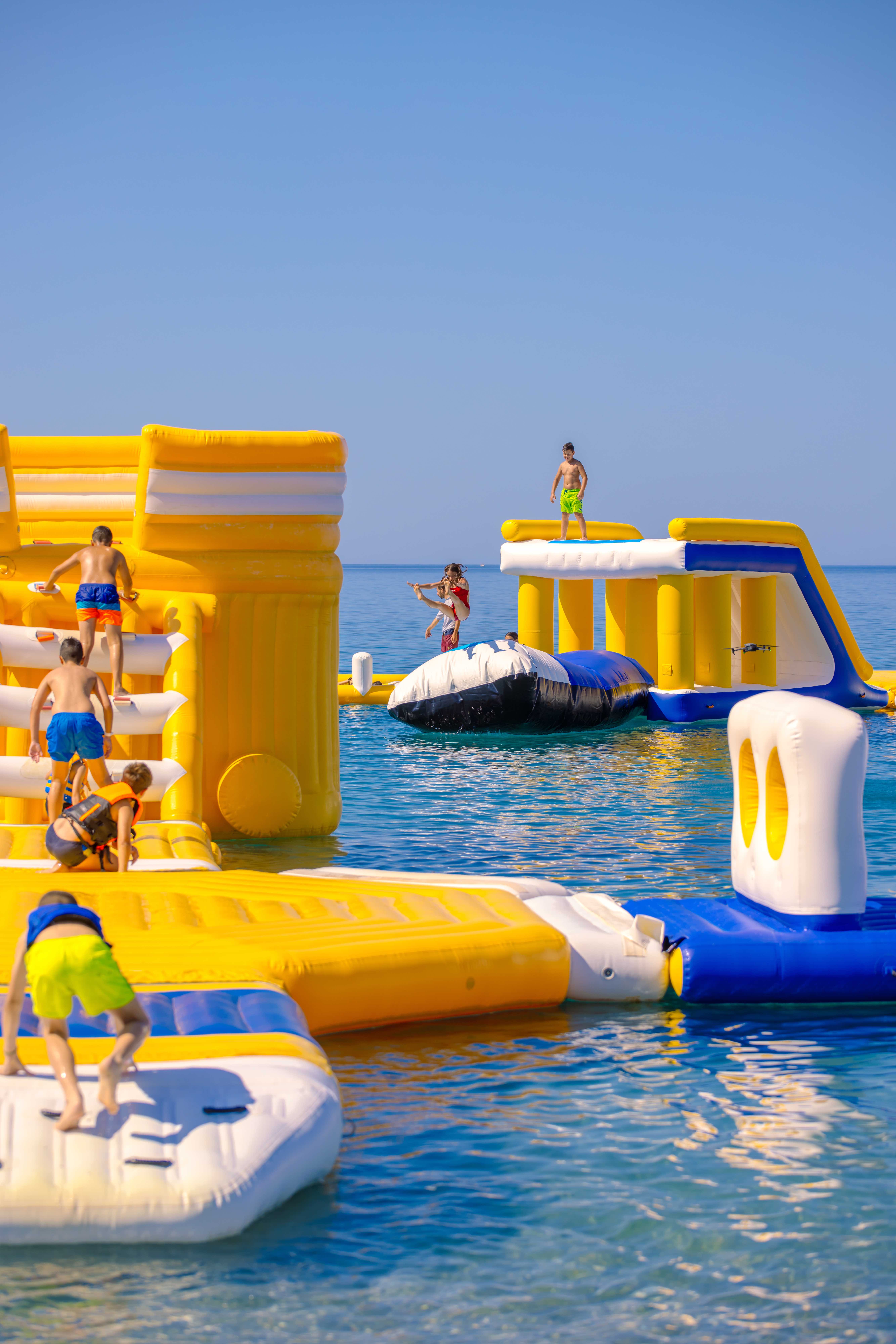 Πολλαπλές δραστηριότητες φουσκωτό πάρκο - summer fun beach activities - CrazyBloom φουσκωτό υδάτινο πάρκο Καλαμάτα inflatable waterpark Greece