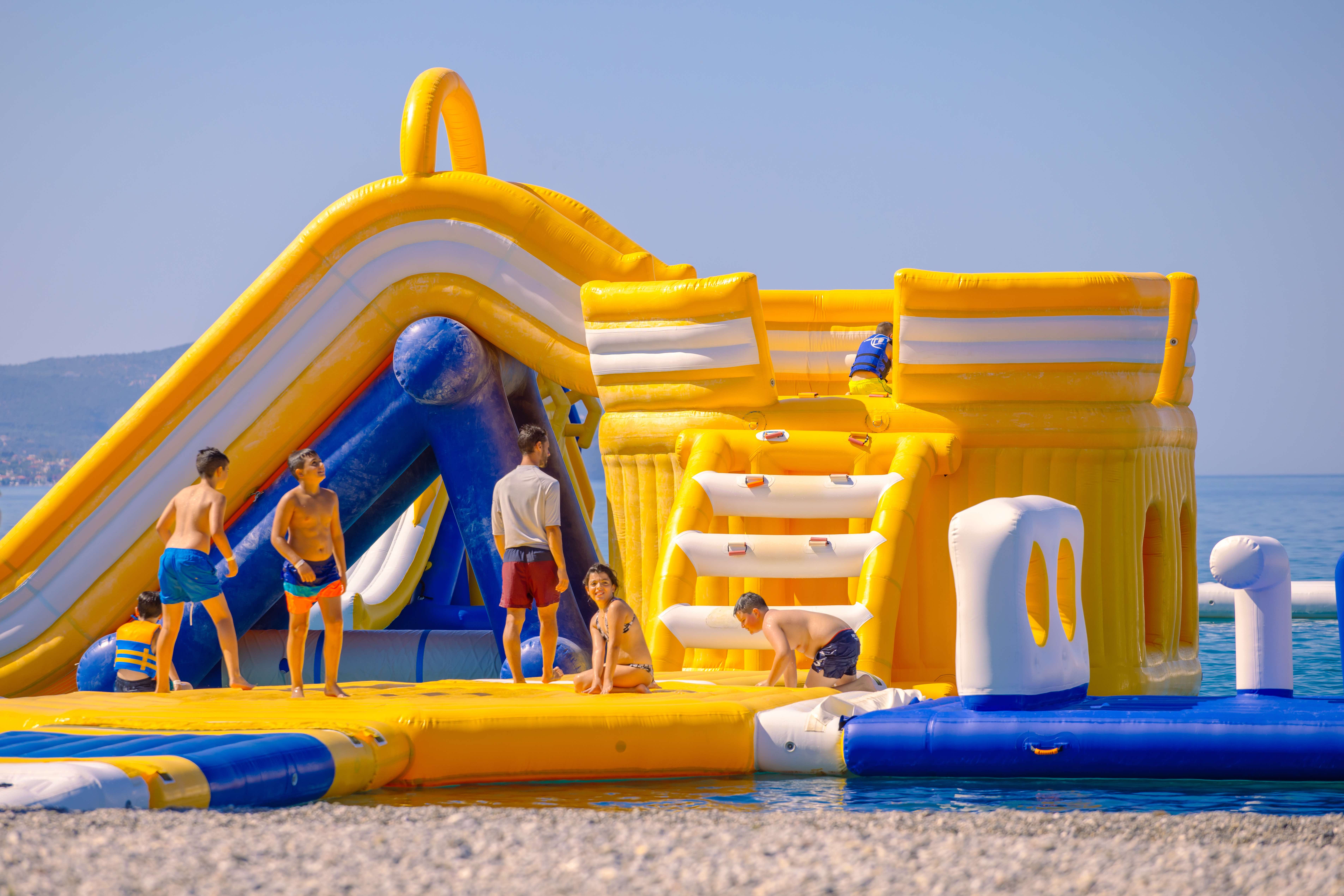 Μεγάλη ομάδα στο CrazyBloom - group activities waterpark Kalamata