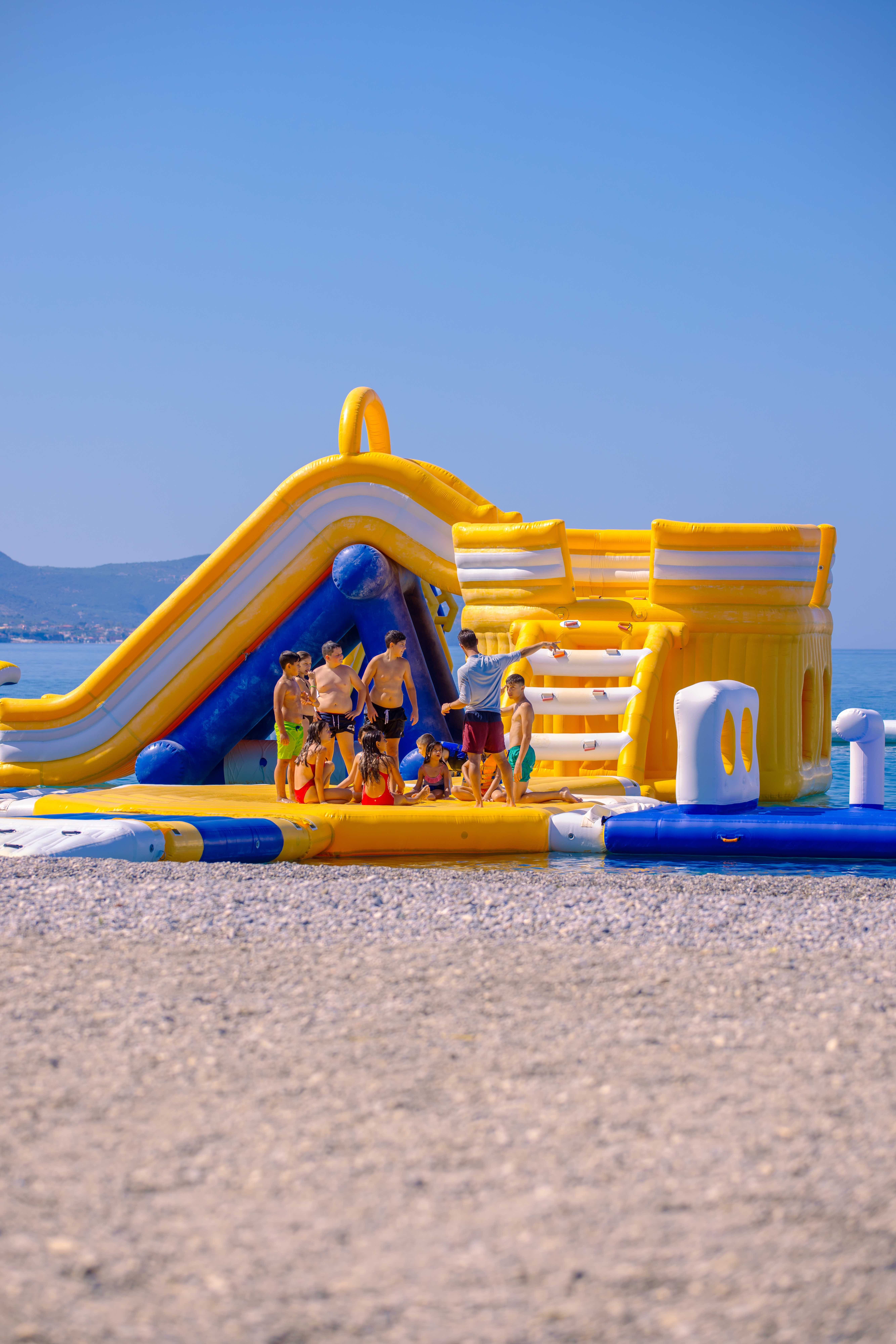 Φουσκωτό πάρκο παραλία Καλαμάτας - beach water games Greece - CrazyBloom φουσκωτό υδάτινο πάρκο Καλαμάτα inflatable waterpark Greece