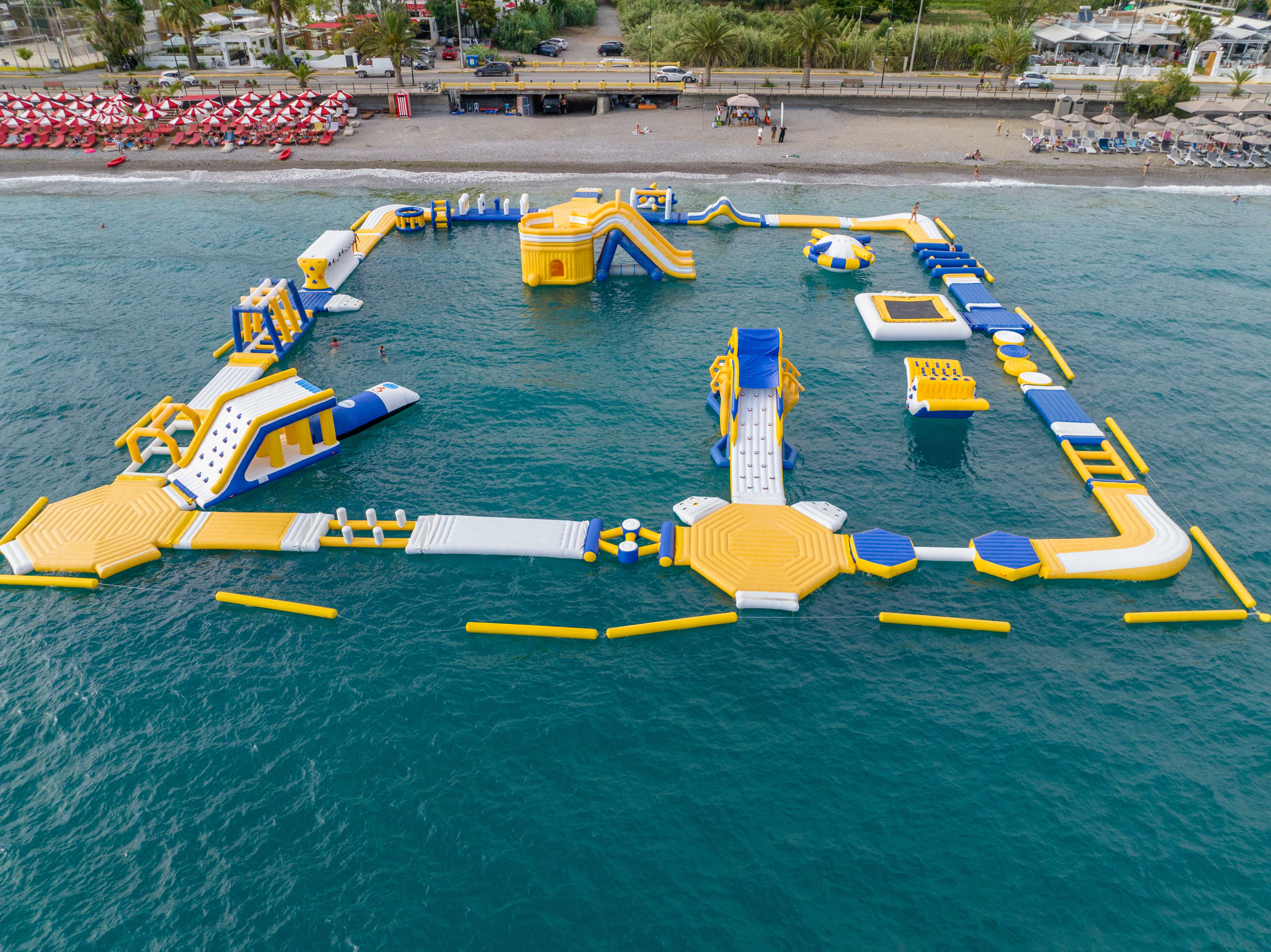 Μεγάλες νεροτσουλήθρες φουσκωτό πάρκο - kids activities Kalamata beach - CrazyBloom φουσκωτό υδάτινο πάρκο Καλαμάτα inflatable waterpark Greece